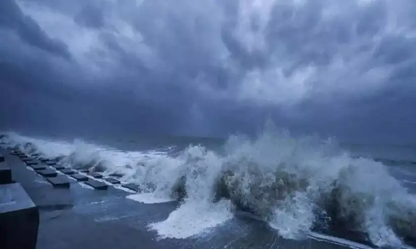 അസാനി ചുഴലിക്കാറ്റ്: ആന്ധ്രയില് റെഡ് അലര്ട്ട്, സംസ്ഥാനത്ത് പരക്കെ മഴ അസാനി ചുഴലിക്കാറ്റ്: ആന്ധ്രയില് റെഡ് അലര്ട്ട്, സംസ്ഥാനത്ത് പരക്കെ മഴ