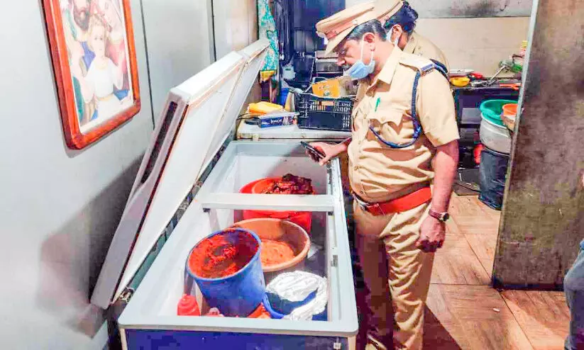 കട്ടപ്പനയിൽ ഹോട്ടലുകളിൽനിന്ന് പഴകിയ ഭക്ഷണം പിടിച്ചു കട്ടപ്പനയിൽ ഹോട്ടലുകളിൽനിന്ന് പഴകിയ ഭക്ഷണം പിടിച്ചു