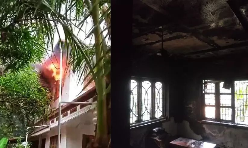 എ.സി യിൽ നിന്ന് തീപടർന്ന് മുറി കത്തിനശിച്ചു എ.സി യിൽ നിന്ന് തീപടർന്ന് മുറി കത്തിനശിച്ചു
