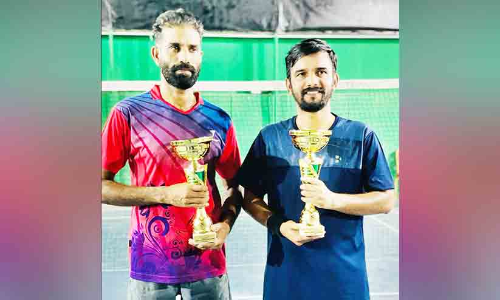 ഫ്ര​ൻ​ഡ്​​സ്​ സ​ർ​ഗ​വേ​ദി ബാ​ഡ്മി​ന്റ​ൺ: ടൂ​ർ​ണ​മെ​ന്‍റ്​ മ​ത്സ​ര​ത്തി​ൽ 12 ടീ​മു​ക​ളാ​ണ് മാ​റ്റു​ര​ച്ചു