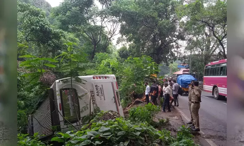 വടക്കാഞ്ചേരി അകമലയിൽ ടൂറിസ്റ്റ് ബസ് മറിഞ്ഞു; 20 പേർക്ക് പരിക്ക്