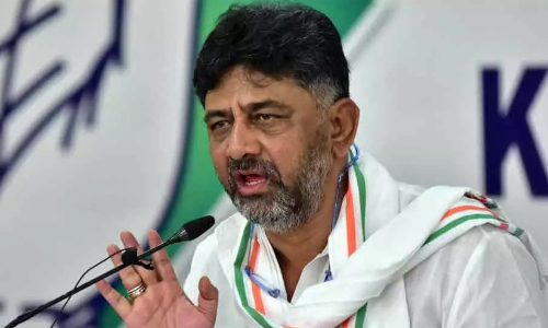 ബി.ജെ.പി നേതാക്കൾ കാവി ഷാളിന് പകരം ചുവപ്പ് ഷാളാണ് ധരിക്കേണ്ടതെന്ന് ഡി.കെ. ശിവകുമാർ