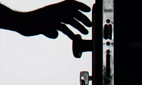 മോഷ്ടാക്കളും സാമൂഹിക വിരുദ്ധരും തോട്ടക്കാട്ടുകരയുടെ ഉറക്കം കെടുത്തുന്നു മോഷ്ടാക്കളും സാമൂഹിക വിരുദ്ധരും തോട്ടക്കാട്ടുകരയുടെ ഉറക്കം കെടുത്തുന്നു