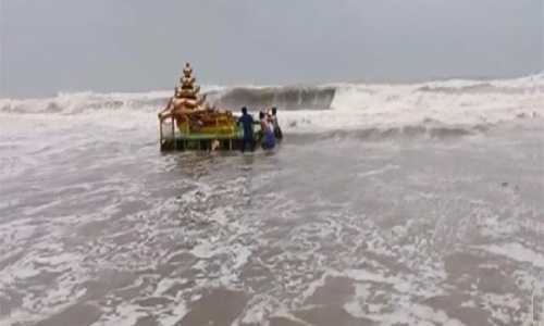 ആന്ധ്രയിൽ സ്വർണ നിറത്തിലുള്ള രഥം കരക്കടിഞ്ഞു