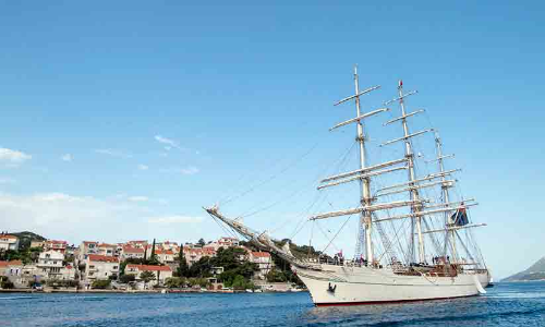 ശ​ബാ​ബ്​ ഒ​മാ​ൻ ​ര​ണ്ട്​​നാ​വി​ക ക​പ്പ​ൽ ക്രൊ​യേ​ഷ്യ​ൻ തു​റ​മു​ഖ​ത്ത്​