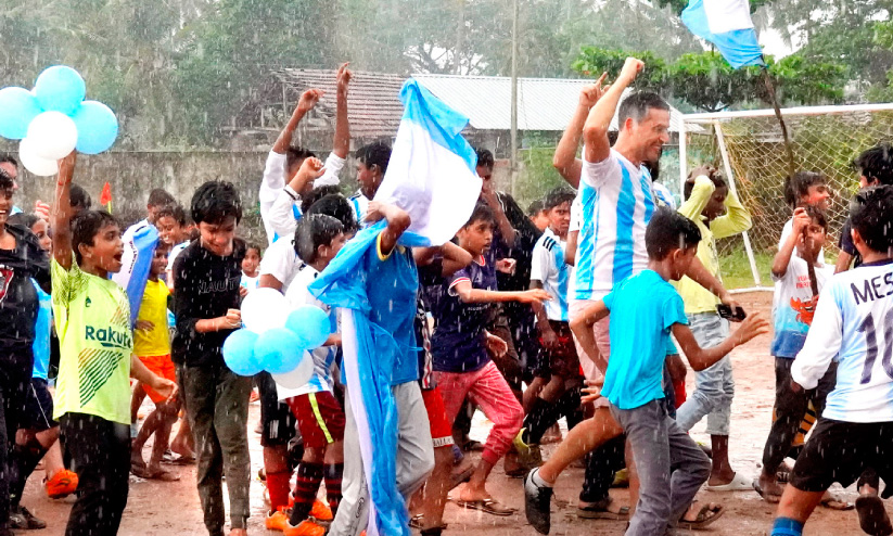 ആവേശപ്പെരുമഴയിൽ കോഴിക്കോട്ട് ഗോളടിച്ച് അർജന്റീന താരങ്ങൾ ആവേശപ്പെരുമഴയിൽ കോഴിക്കോട്ട് ഗോളടിച്ച് അർജന്റീന താരങ്ങൾ