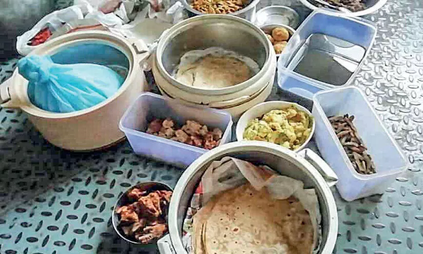 പഴകിയ ഭക്ഷണം പിടികൂടി പഴകിയ ഭക്ഷണം പിടികൂടി