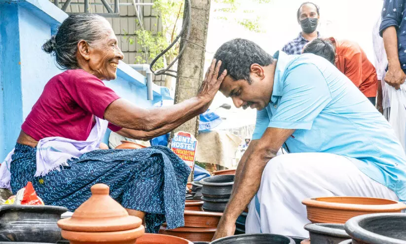 മഴ കൂസാതെ ജോ ജോസഫിന്റെ പ്രചാരണം മഴ കൂസാതെ ജോ ജോസഫിന്റെ പ്രചാരണം