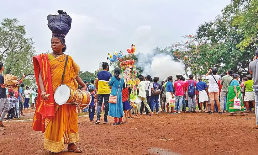 തൃ​ശൂ​ർ പൂ​രം: തി​മി​ർ​ത്ത്​ നാ​ടോ​ടി സ​ർ​ക്ക​സും വ​ഴി​വാ​ണി​ഭ​വും