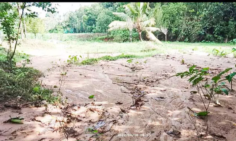 റോഡ് നിർമാണം പൂർത്തിയായപ്പോൾ നാല് കുടുംബങ്ങൾ വഴിയാധാരമായി