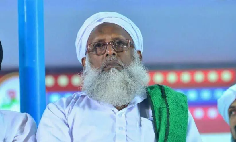 പൊതുവേദിയിൽ പെൺകുട്ടിയെ വിലക്കിയ സംഭവം; സമസ്ത നേതാവിനെതിരെ കേസ് പൊതുവേദിയിൽ പെൺകുട്ടിയെ വിലക്കിയ സംഭവം; സമസ്ത നേതാവിനെതിരെ കേസ്