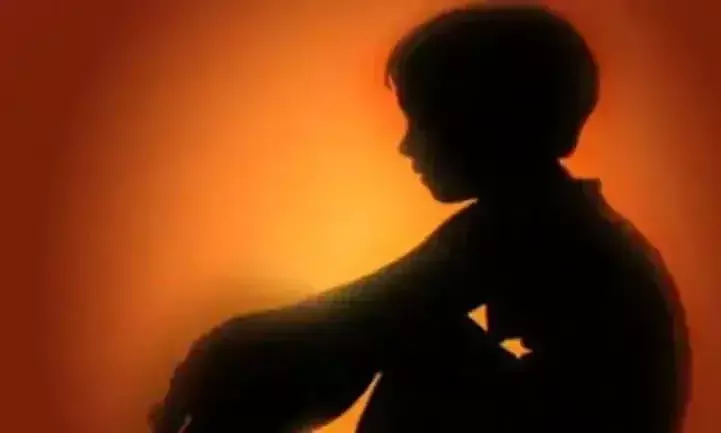 ഇരുപതിലധികം നായകളോടൊപ്പം ഫ്ലാറ്റിൽ കഴിഞ്ഞ കുഞ്ഞിനെ മോചിപ്പിച്ചു; രക്ഷിതാക്കൾക്കെതിരെ കേസ്