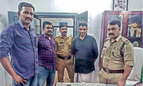 രേഖകളില്ലാത്ത പണവുമായി യുവാവ് പിടിയിൽ