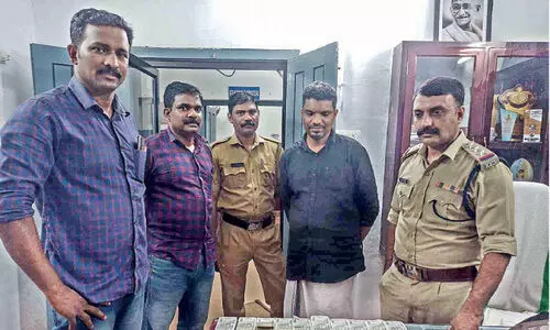 രേഖകളില്ലാത്ത പണവുമായി യുവാവ് പിടിയിൽ