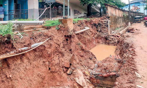 എന്ന് തീരും ഈ ദുരിതം?; പൂർത്തിയാകാതെ മെഡിക്കൽ കോളജ് ആശുപത്രി റോഡിലെ അഴുക്കുചാൽ നിർമാണം