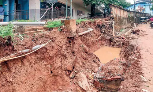 എന്ന് തീരും ഈ ദുരിതം?; പൂർത്തിയാകാതെ മെഡിക്കൽ കോളജ് ആശുപത്രി റോഡിലെ അഴുക്കുചാൽ നിർമാണം എന്ന് തീരും ഈ ദുരിതം?; പൂർത്തിയാകാതെ മെഡിക്കൽ കോളജ് ആശുപത്രി റോഡിലെ അഴുക്കുചാൽ നിർമാണം