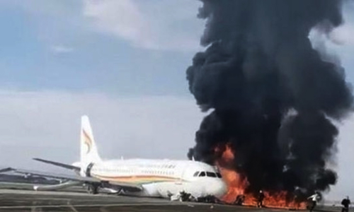 ചൈനയിൽ റൺവേയിൽ നിന്ന് തെന്നിമാറിയ വിമാനത്തിന് തീ പിടിച്ചു, വിഡിയോ