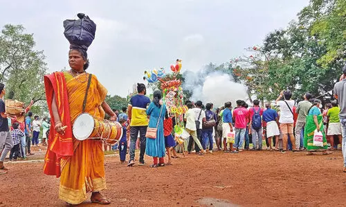 തൃ​ശൂ​ർ പൂ​രം: തി​മി​ർ​ത്ത്​ നാ​ടോ​ടി സ​ർ​ക്ക​സും വ​ഴി​വാ​ണി​ഭ​വും