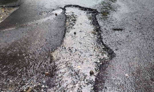 ഒരുമാസം മുമ്പ് ടാർ ചെയ്ത ഈരാറ്റുപേട്ട -വാഗമൺ റോഡ് തകർന്നു