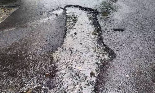 ഒരുമാസം മുമ്പ് ടാർ ചെയ്ത ഈരാറ്റുപേട്ട -വാഗമൺ റോഡ് തകർന്നു