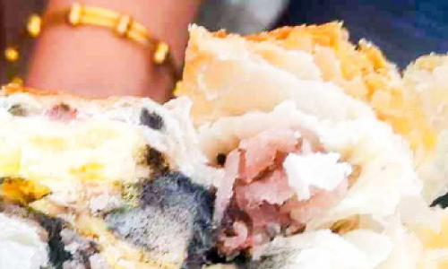 ബനാന പഫ്സിൽ പൂപ്പൽ; ഭക്ഷ്യസുരക്ഷ വകുപ്പിന് പരാതി