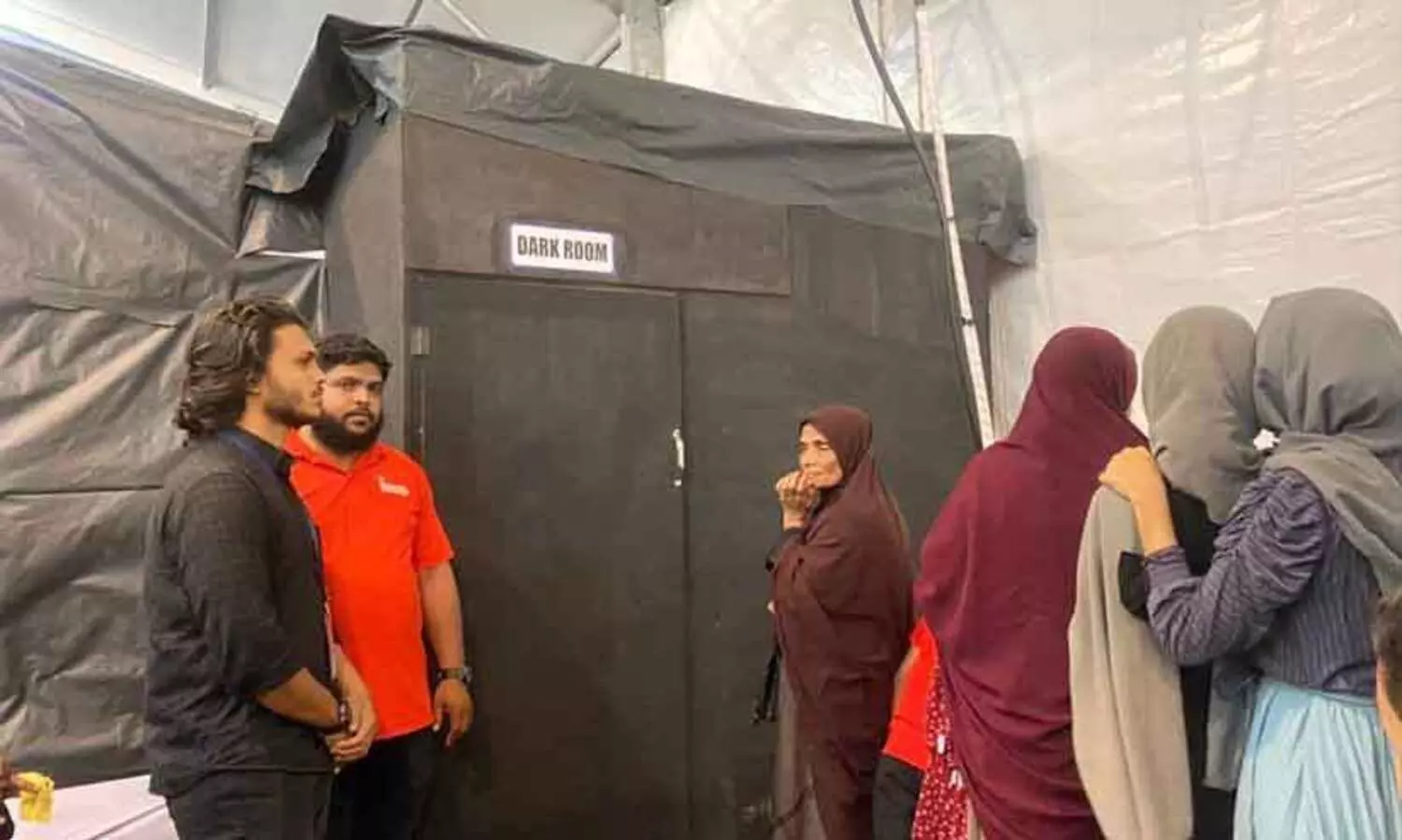 കാഴ്ചയില്ലാത്തവരുടെ ലോകം അനുഭവിക്കാൻ ഡാർക് റൂം