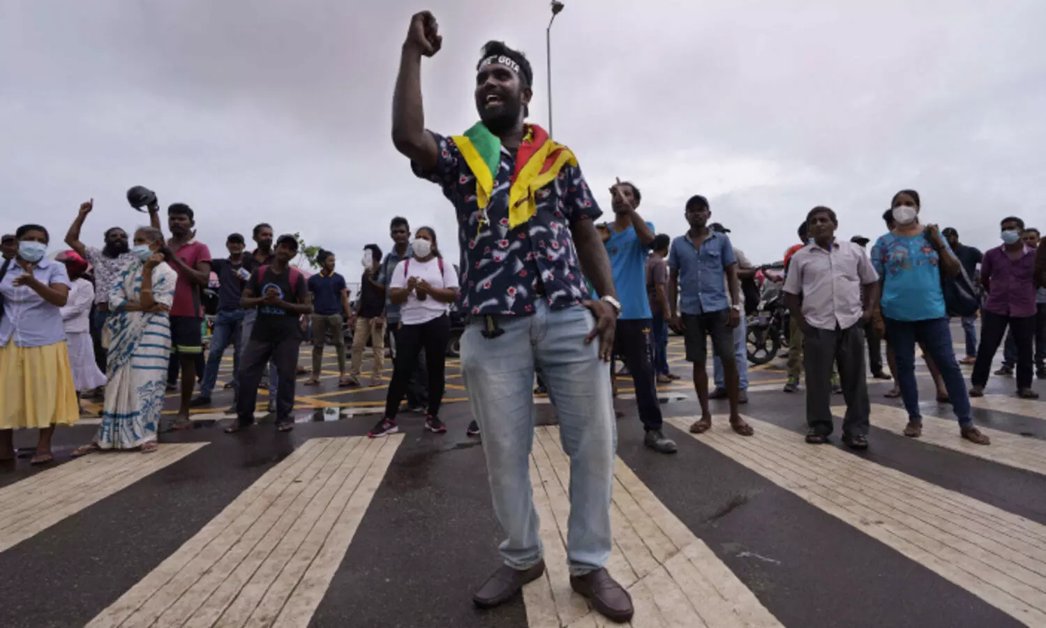 ശ്രീലങ്കയിൽ പ്ര​സി​ഡ​ന്റ് ഗോ​ട​ബ​യ രാ​ജ​പ​ക്സ​യു​ടെ രാജി ആവശ്യപ്പെട്ടും പ്ര​ധാ​ന​മ​ന്ത്രി​യാ​യി  റ​നി​ൽ വി​ക്ര​മ​സിം​ഗെ​ ചുമതലയേറ്റതിൽ പ്രതിഷേധിച്ചും കൊളംബോയിൽ പ്രകടനം നടത്തുന്നവർ