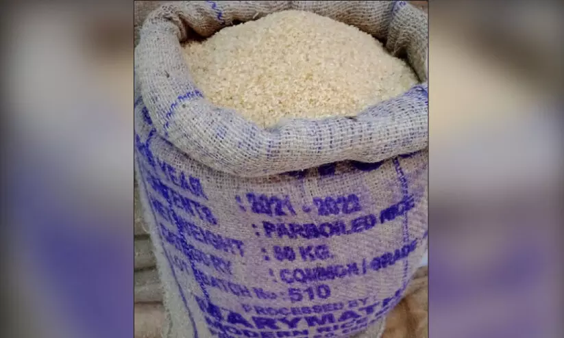 കർഷകന്റെ നെല്ല് സ്വകാര്യ ബ്രാൻഡുകൾക്ക്; വ്യാജൻ സുലഭം, മട്ടയിൽ വെട്ടിപ്പ് കർഷകന്റെ നെല്ല് സ്വകാര്യ ബ്രാൻഡുകൾക്ക്; വ്യാജൻ സുലഭം, മട്ടയിൽ വെട്ടിപ്പ്