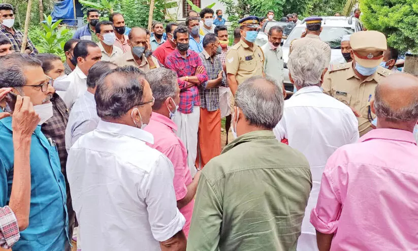 അഭിഭാഷകന്റെ ആത്മഹത്യ ജനരോഷം കനക്കുന്നു