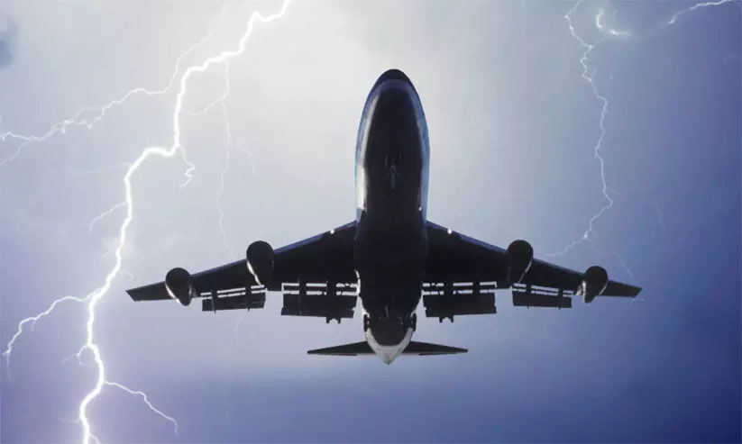 അബൂദബിയിലേക്കു പറന്ന വിമാനത്തിന് മിന്നലേറ്റു; തിരിച്ചിറക്കി