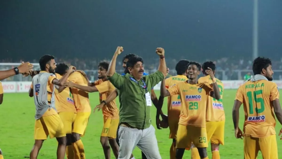 സന്തോഷ് ട്രോഫി നേടിയ കേരള ടീമംഗങ്ങൾക്ക് അഞ്ച് ലക്ഷം വീതം പാരിതോഷികം പ്രഖ്യാപിച്ച് സംസ്ഥാന സർക്കാർ സന്തോഷ് ട്രോഫി നേടിയ കേരള ടീമംഗങ്ങൾക്ക് അഞ്ച് ലക്ഷം വീതം പാരിതോഷികം പ്രഖ്യാപിച്ച് സംസ്ഥാന സർക്കാർ