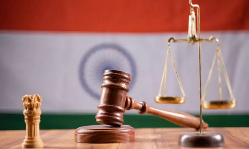 കോ​​ട​​തി​​ക​​ള്‍ എ​​ന്തി​​നാ​​ണ് മ​​ല​​യാ​​ള​​ത്തെ പേ​​ടി​​ക്കു​​ന്ന​​ത്?