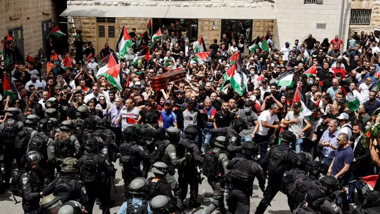 ശിറീൻ അബു ആഖിലയുടെ മൃതദേഹം വഹിച്ചുള്ള വിലാപയാത്രക്ക് നേരെ ഇസ്രായേൽ അതിക്രമം -വിഡിയോ