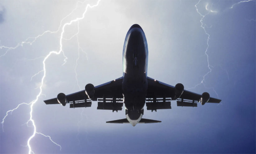 അബൂദബിയിലേക്കു പറന്ന വിമാനത്തിന് മിന്നലേറ്റു; തിരിച്ചിറക്കി