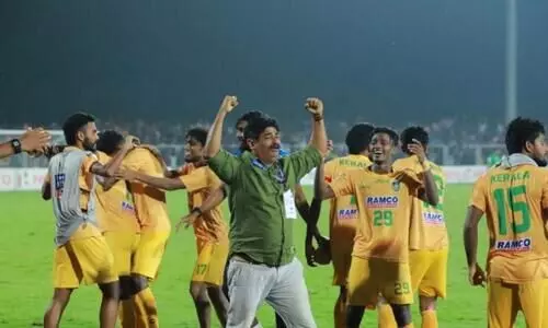 സന്തോഷ് ട്രോഫി നേടിയ കേരള ടീമംഗങ്ങൾക്ക് അഞ്ച് ലക്ഷം  വീതം പാരിതോഷികം പ്രഖ്യാപിച്ച് സംസ്ഥാന സർക്കാർ