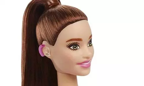 പാവകളിൽ നിന്ന് മാറ്റം തുടങ്ങട്ടെ; ശ്രവണസഹായി ധരിച്ച ബാർബി പാവകൾ പുറത്തിറക്കി മാറ്റെൽ