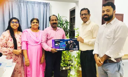 റെയ്​നി നൈറ്റ്: ആദ്യ ഫാമിലി ടിക്കറ്റ് കൈമാറി