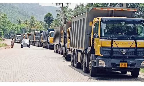 അമിതഭാരം: തമിഴ്നാട് ലോറികൾ ആര്യങ്കാവ് ചെക്പോസ്റ്റിൽ തടഞ്ഞിട്ടു