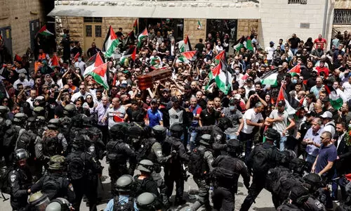 ശിറീൻ അബു ആഖിലയുടെ മൃതദേഹം വഹിച്ചുള്ള വിലാപയാത്രക്ക് നേരെ ഇസ്രായേൽ അതിക്രമം -വിഡിയോ