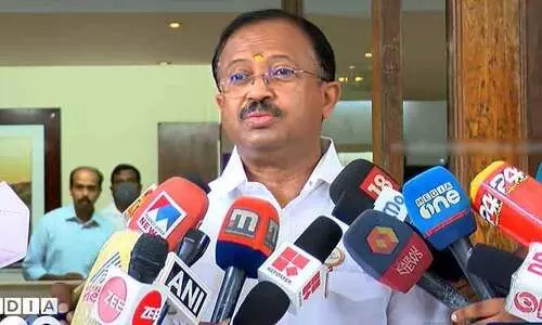 ഇന്ധനവില കേന്ദ്രം കുറച്ചല്ലോ, നികുതിയുടെ ഒരംശം​ കേരളം കുറക്കട്ടെ  -വി. മുരളീധരൻ