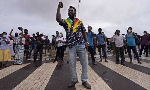 ശ്രീലങ്കയിൽ പ്ര​സി​ഡ​ന്റ് ഗോ​ട​ബ​യ രാ​ജ​പ​ക്സ​യു​ടെ രാജി ആവശ്യപ്പെട്ടും പ്ര​ധാ​ന​മ​ന്ത്രി​യാ​യി  റ​നി​ൽ വി​ക്ര​മ​സിം​ഗെ​ ചുമതലയേറ്റതിൽ പ്രതിഷേധിച്ചും കൊളംബോയിൽ പ്രകടനം നടത്തുന്നവർ