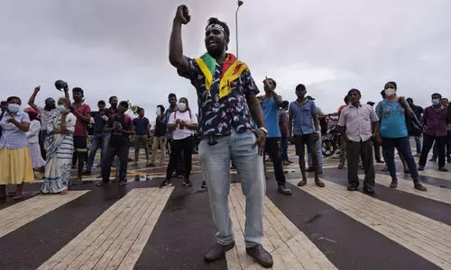 ശ്രീലങ്കയിൽ പ്രസിഡന്റ് ഗോടബയ രാജപക്സയുടെ രാജി ആവശ്യപ്പെട്ടും പ്രധാനമന്ത്രിയായി റനിൽ വിക്രമസിംഗെ ചുമതലയേറ്റതിൽ പ്രതിഷേധിച്ചും കൊളംബോയിൽ പ്രകടനം നടത്തുന്നവർ ശ്രീലങ്കയിൽ പ്രസിഡന്റ് ഗോടബയ രാജപക്സയുടെ രാജി ആവശ്യപ്പെട്ടും പ്രധാനമന്ത്രിയായി റനിൽ വിക്രമസിംഗെ ചുമതലയേറ്റതിൽ പ്രതിഷേധിച്ചും കൊളംബോയിൽ പ്രകടനം നടത്തുന്നവർ