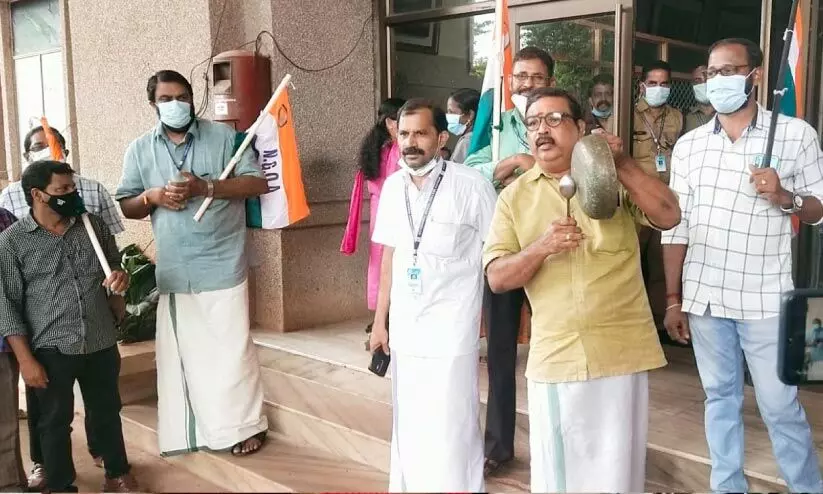 ശമ്പളമില്ല; പരിയാരത്ത് കിണ്ണംമുട്ടി പ്രതിഷേധം