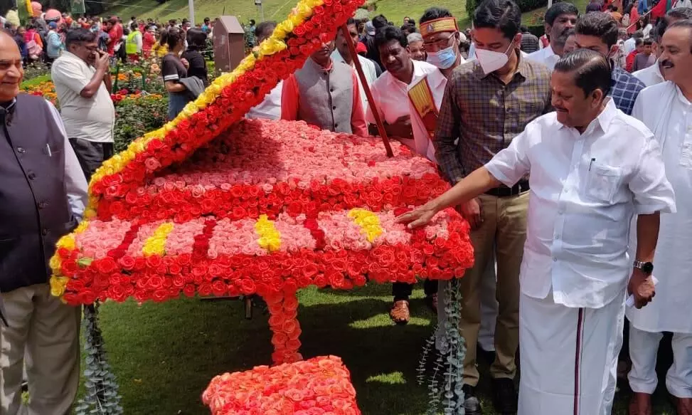 ഊട്ടി സമ്മർ ഫെസ്റ്റിവെൽ: പനിനീർപ്പൂ പ്രദർശനം ആരംഭിച്ചു ഊട്ടി സമ്മർ ഫെസ്റ്റിവെൽ: പനിനീർപ്പൂ പ്രദർശനം ആരംഭിച്ചു