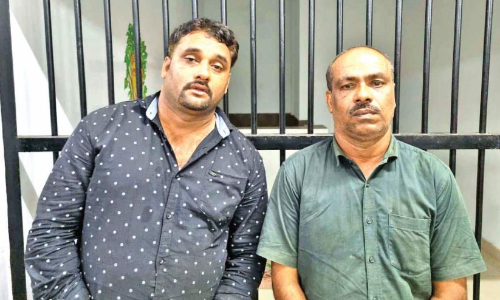 മദ്യം വാങ്ങിയവരെ പിന്തുടർന്ന് പണവും മദ്യവും ​പൊക്കുന്ന വ്യാജ എക്സൈസ് ഉദ്യോഗസ്ഥർ പിടിയിൽ