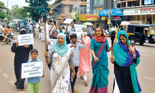 എയിംസിന് വേണ്ടി കാസർകോട്ട് പന്തം കൊളുത്തി പ്രകടനം