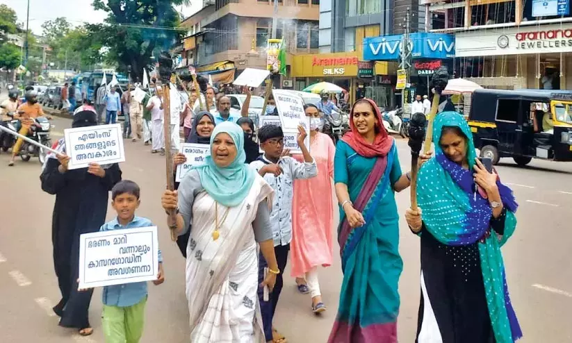 എയിംസിന് വേണ്ടി കാസർകോട്ട് പന്തം കൊളുത്തി പ്രകടനം