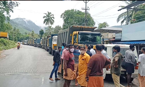 ആര്യങ്കാവ് ചെക്പോസ്റ്റിൽ വീണ്ടും ടിപ്പർ ലോറികൾ തടഞ്ഞു; സംഘർഷാവസ്ഥ തുടരുന്നു ആര്യങ്കാവ് ചെക്പോസ്റ്റിൽ വീണ്ടും ടിപ്പർ ലോറികൾ തടഞ്ഞു; സംഘർഷാവസ്ഥ തുടരുന്നു