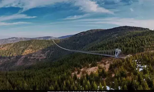 അത്ഭുത കാഴ്ചയായി സ്കൈ ബ്രിഡ്ജ് 721; ലോകത്തിലെ ഏറ്റവും വലിയ തൂക്കുപാലം തുറന്നു