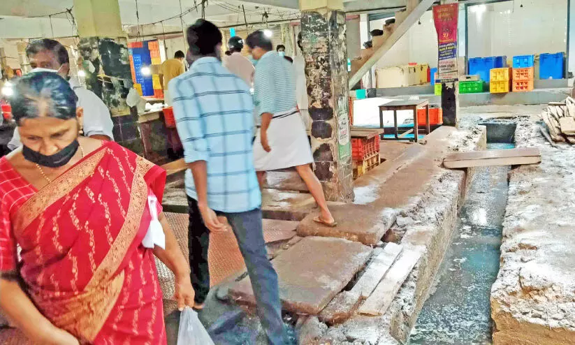 പകർച്ചവ്യാധിയുടെ മൊത്തവിതരണ കേന്ദ്രമായി കല്ലാച്ചി മത്സ്യമാർക്കറ്റ് പകർച്ചവ്യാധിയുടെ മൊത്തവിതരണ കേന്ദ്രമായി കല്ലാച്ചി മത്സ്യമാർക്കറ്റ്